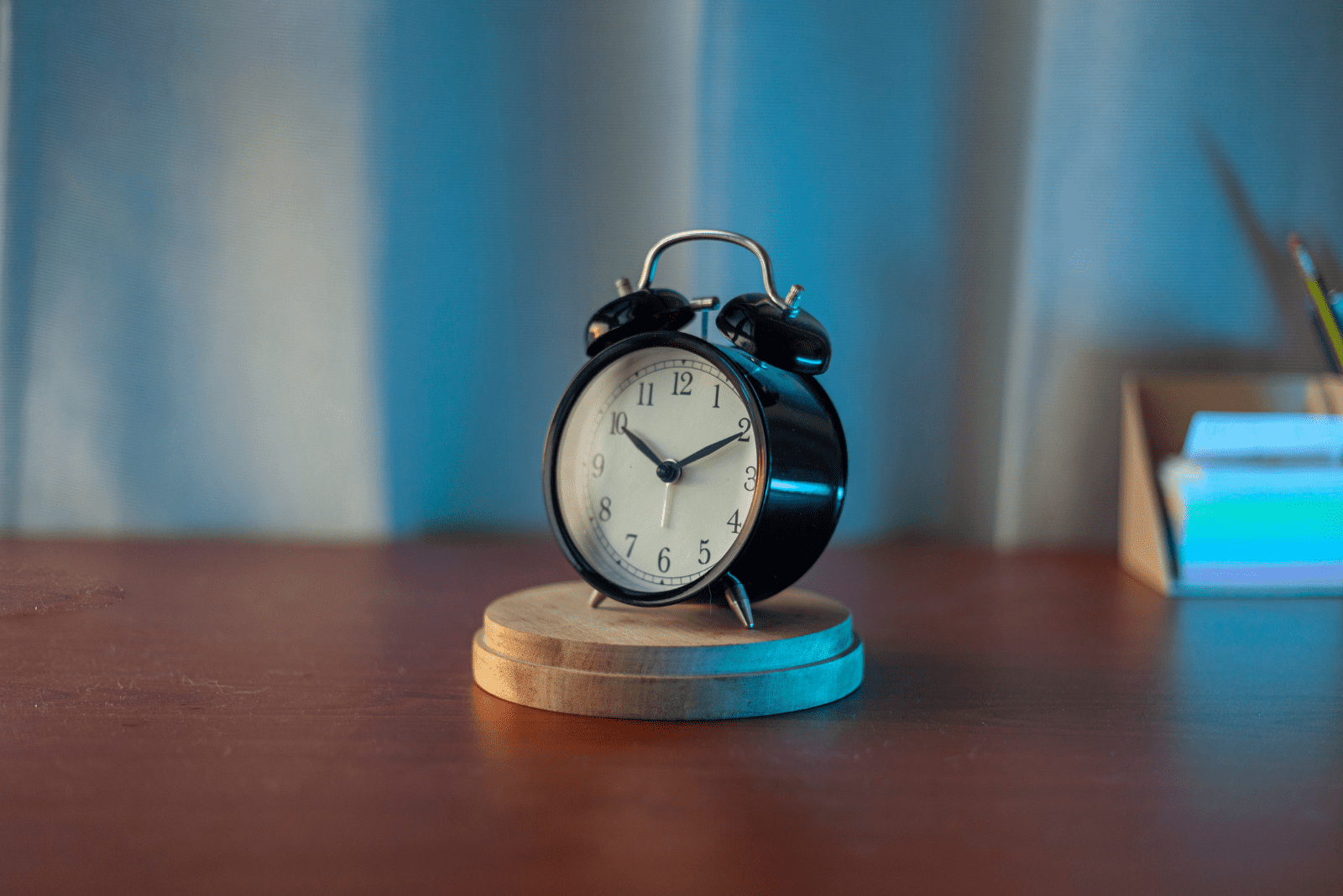 une horloge noire sur une table en bois