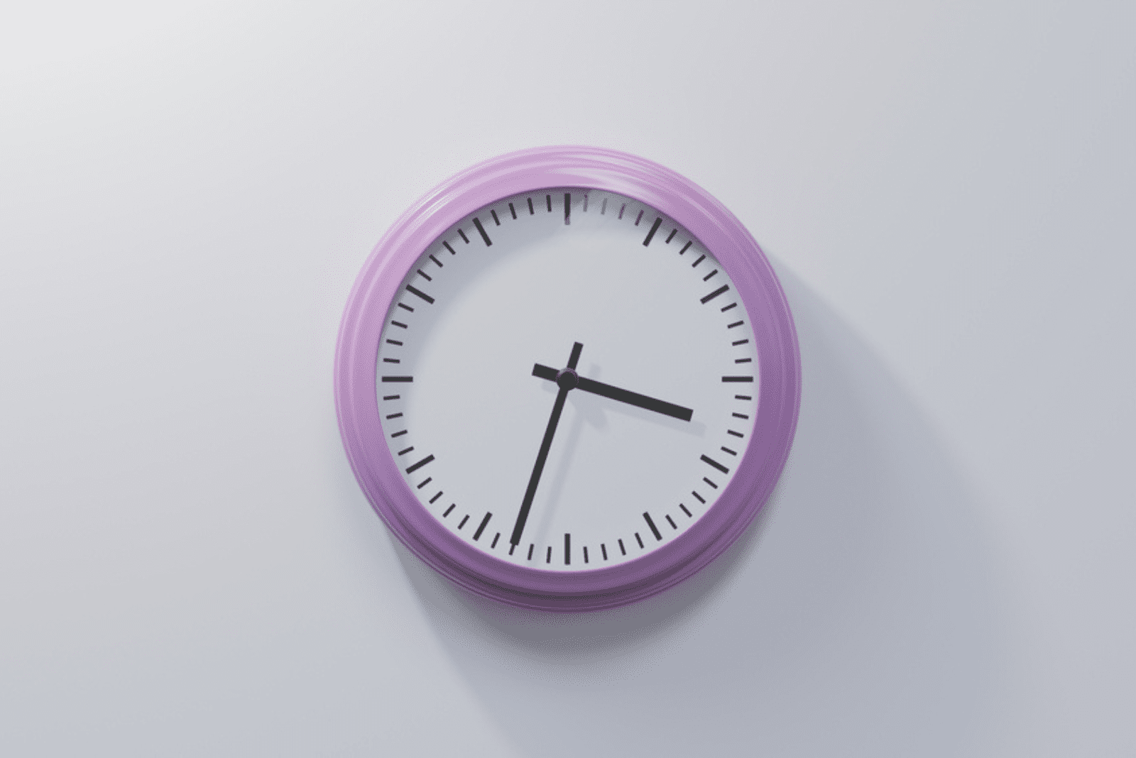 une horloge violette sur un mur blanc