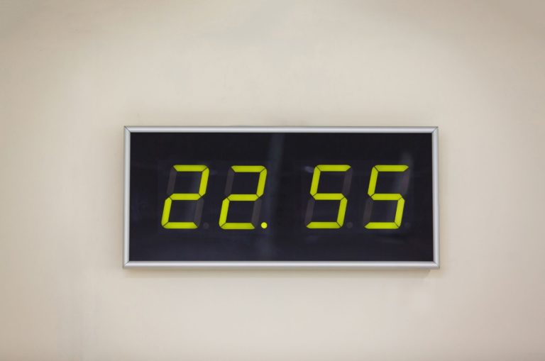 horloge numérique indiquant 22h55