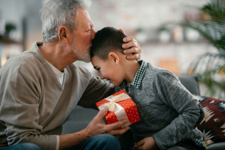 grand-père embrassant son petit-fils sur le front