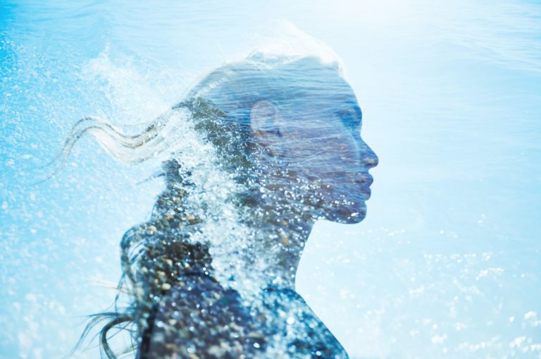gros plan d'une femme à l'ombre de la mer