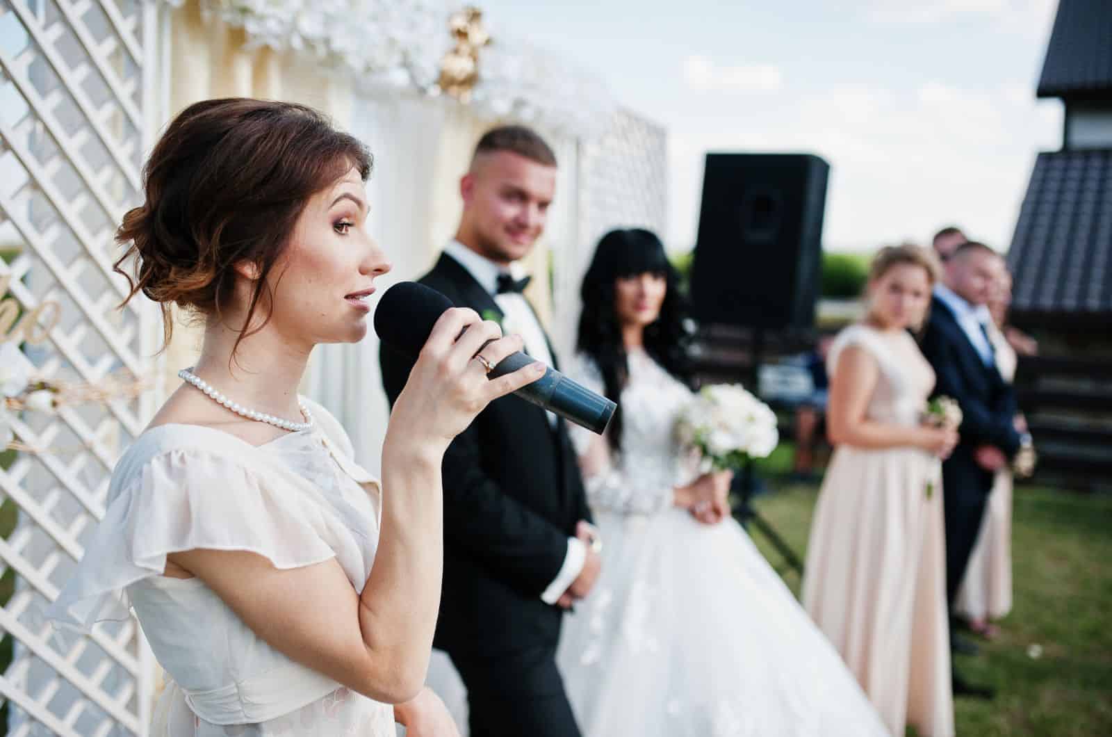 femme faisant un discours au mariage