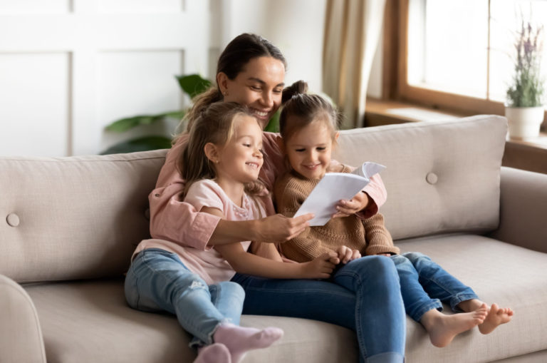 nounou passe du temps avec les enfants