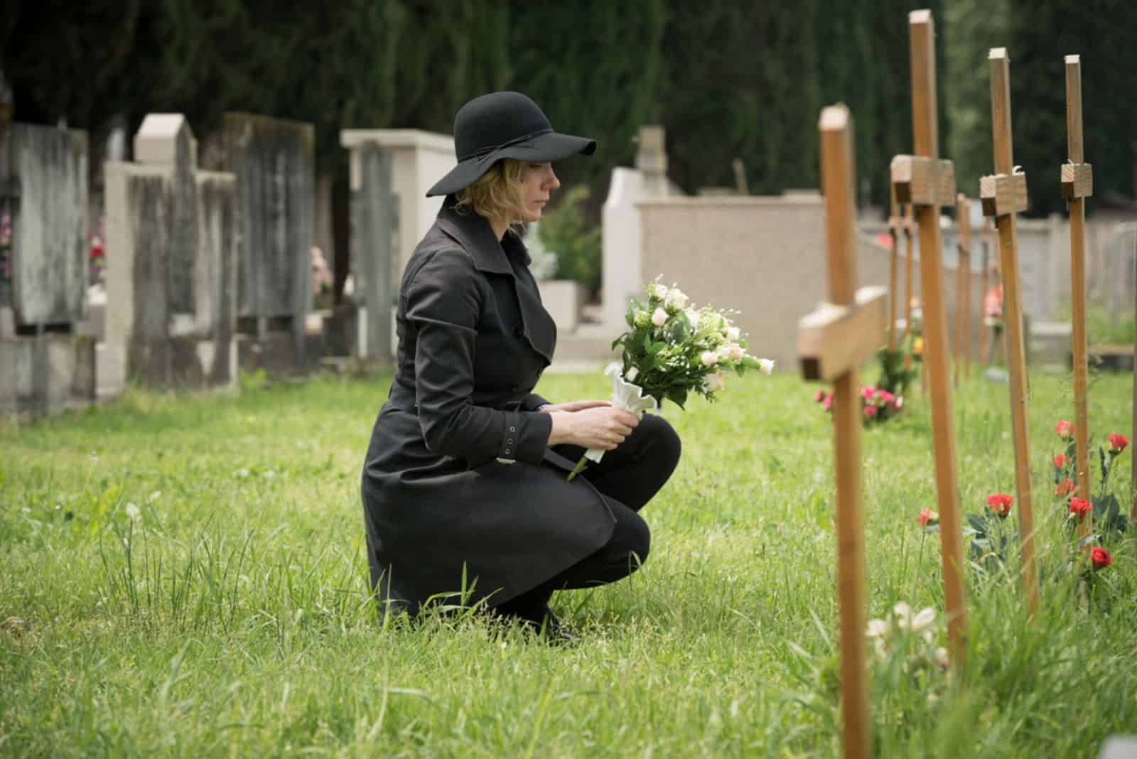 Femme au tombeau avec des fleurs