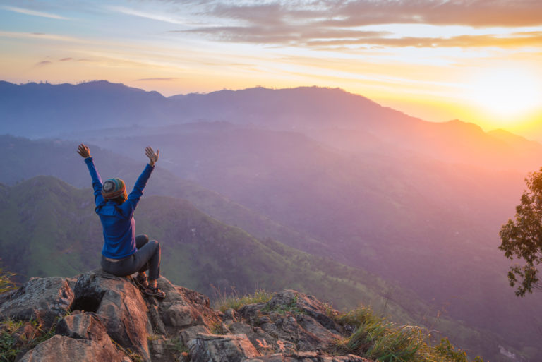femme heureuse regardant le coucher du soleil