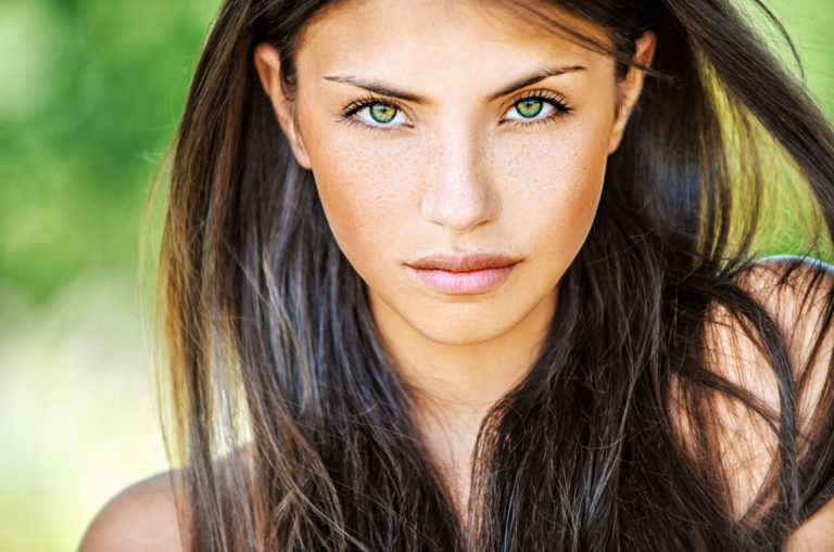 femme aux yeux verts