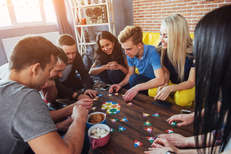 amis souriants jouant à un jeu
