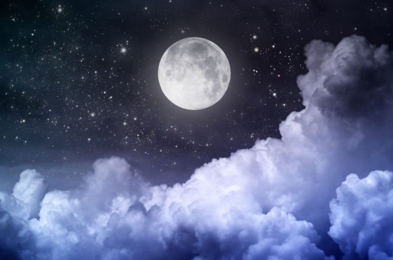 pleine lune et nuages
