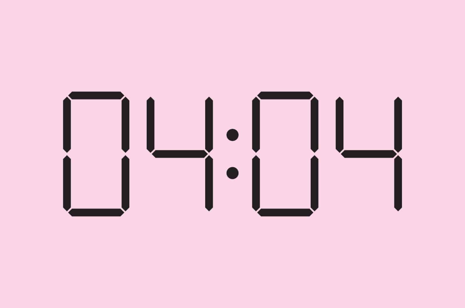 04:04 sur une horloge numérique