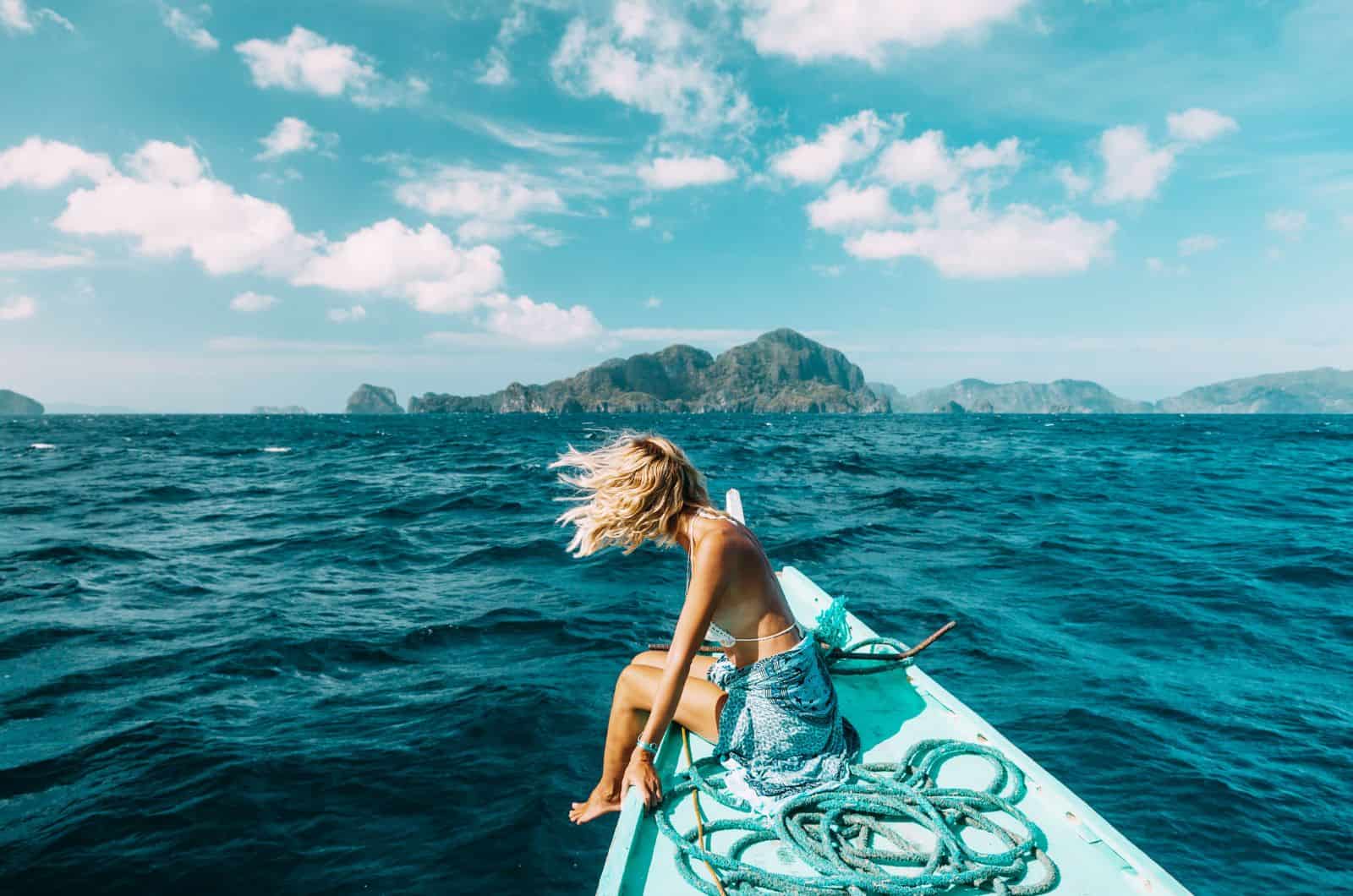 femme assise sur une planche de surf sur la mer