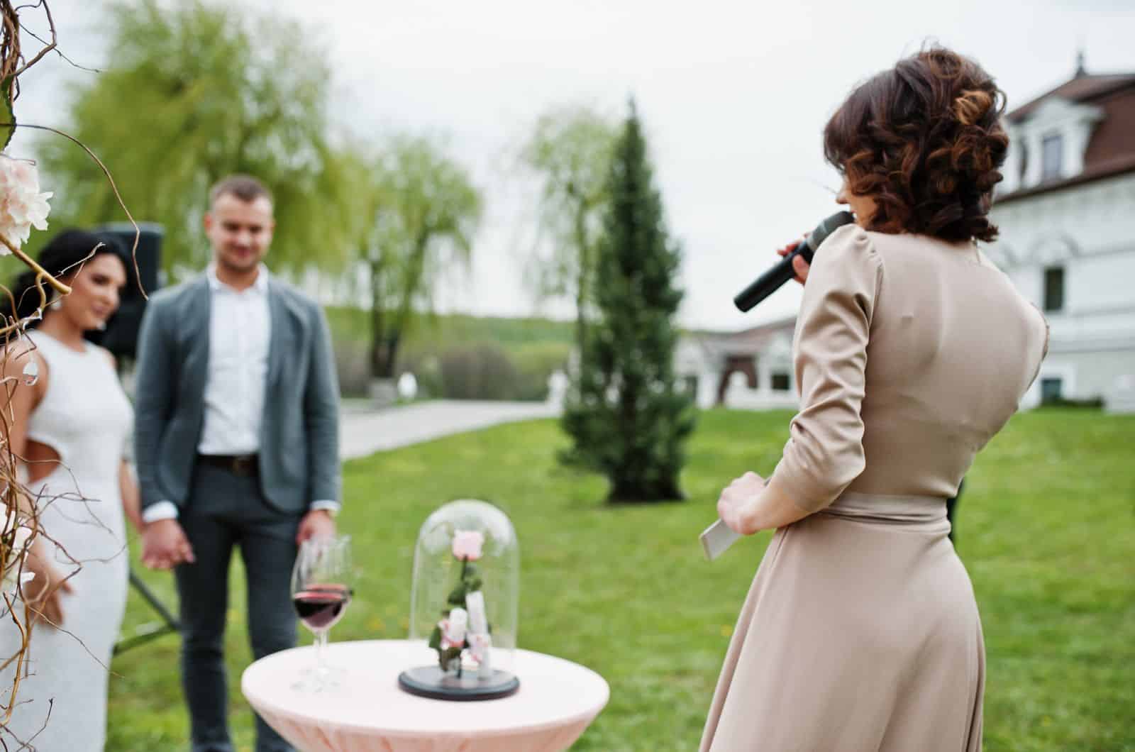 femme faisant un discours au mariage