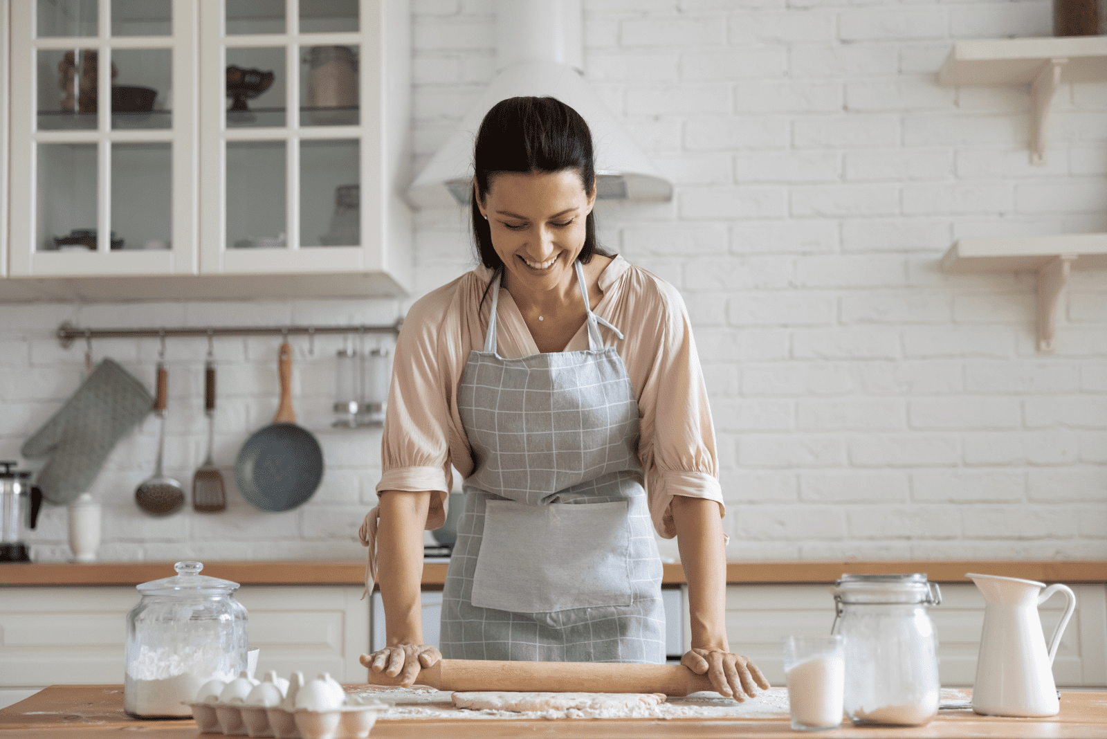 femme souriante faisant des gâteaux dans la cuisine