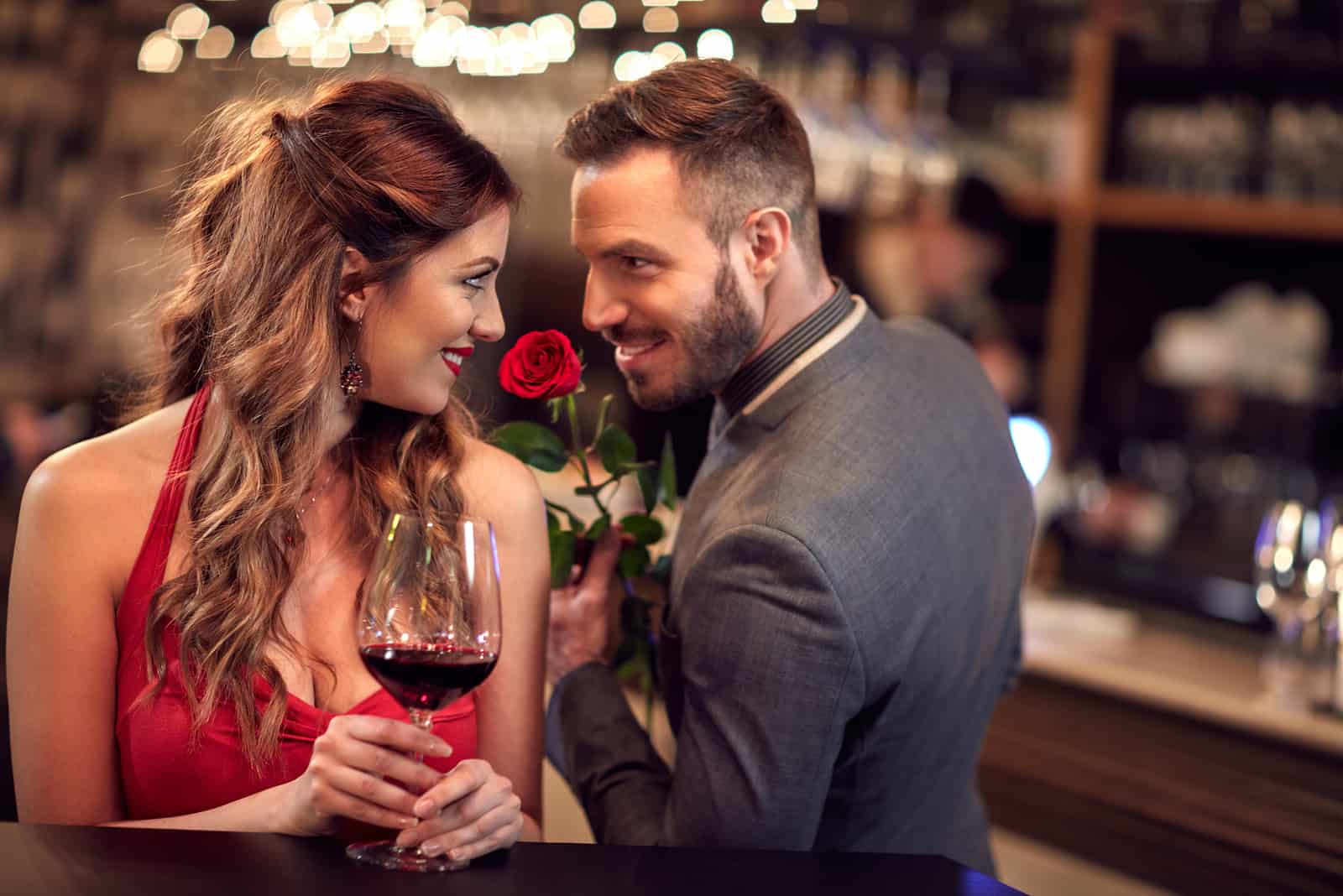 homme et femme flirtant au bar
