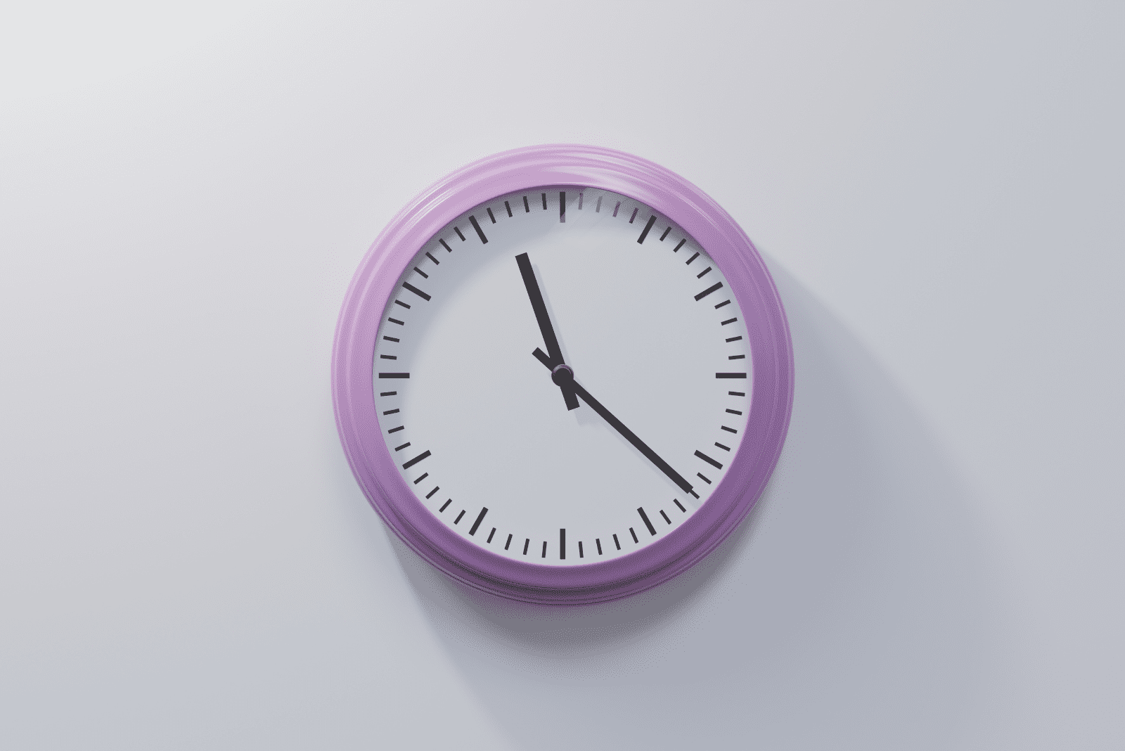 horloge violette sur le mur