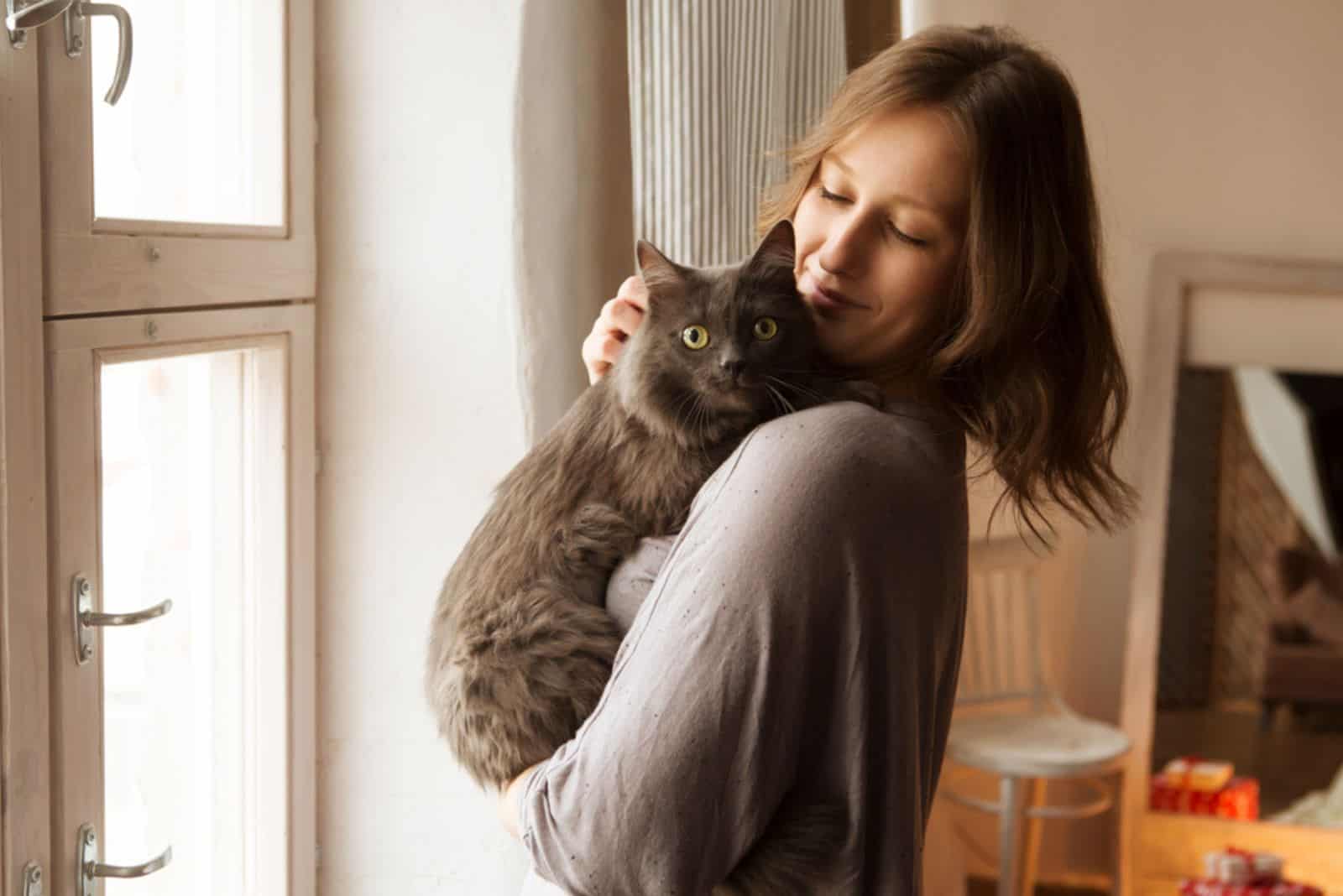 jeune femme jouant avec un chat à la maison