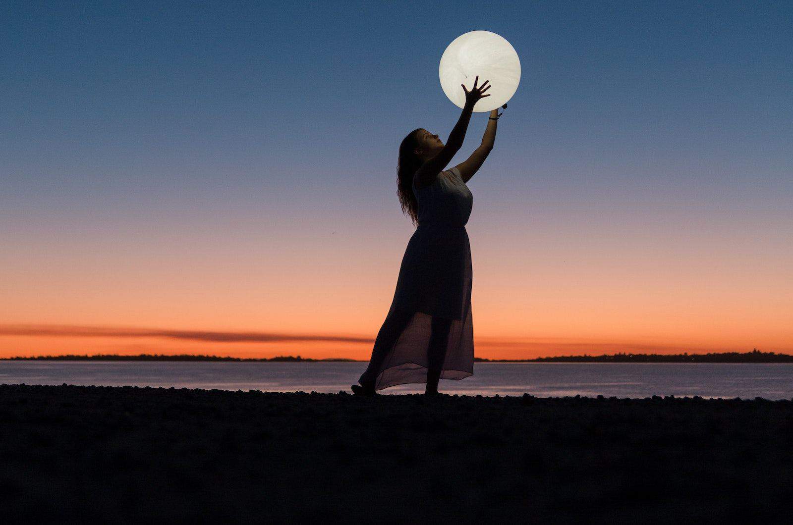 montage d'une femme tenant une lune