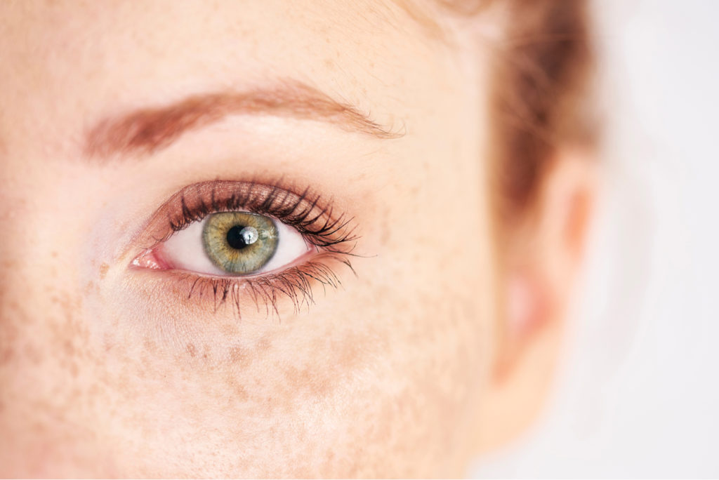 portrait photo recadrée d'une femme aux yeux verts