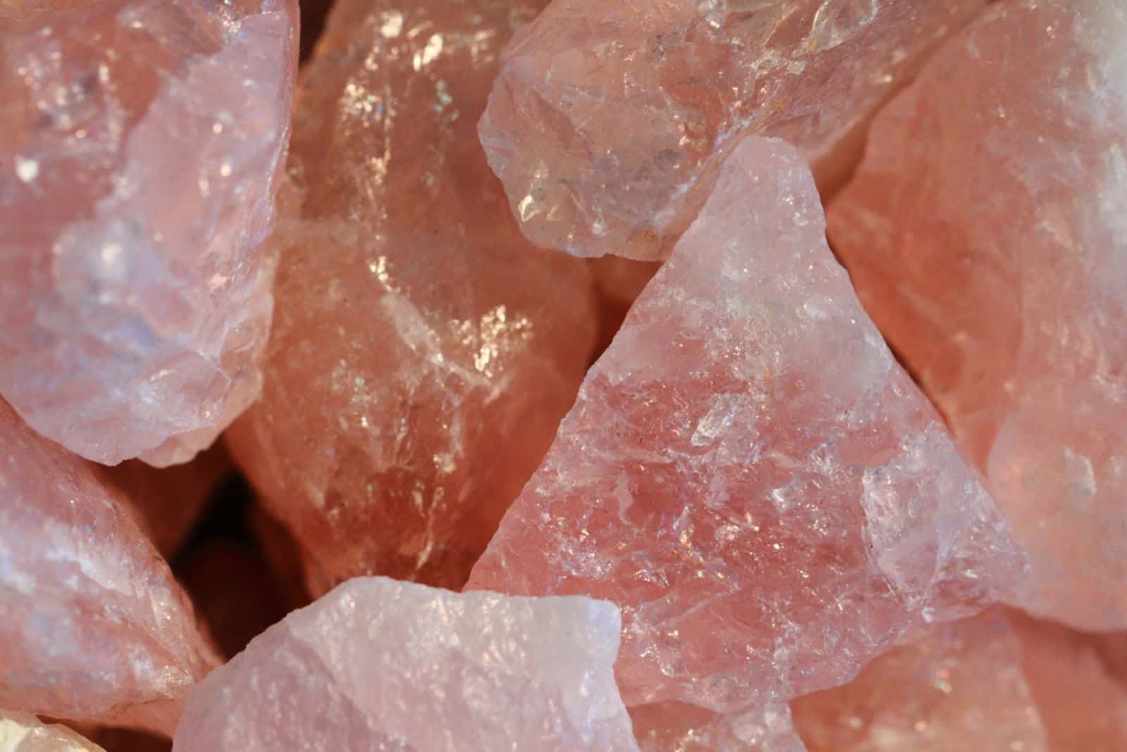texture minérale de quartz rose comme joli fond naturel