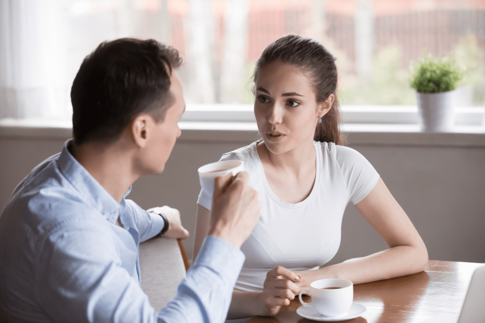 un homme et une femme discutent autour d'un café