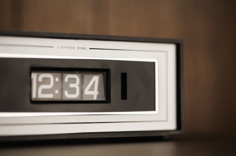 12h34 sur l'horloge numérique