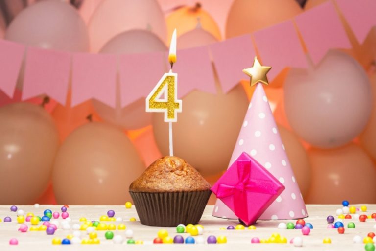 Décorations avec des ballons et une bougie joyeux anniversaire avec le chiffre 4