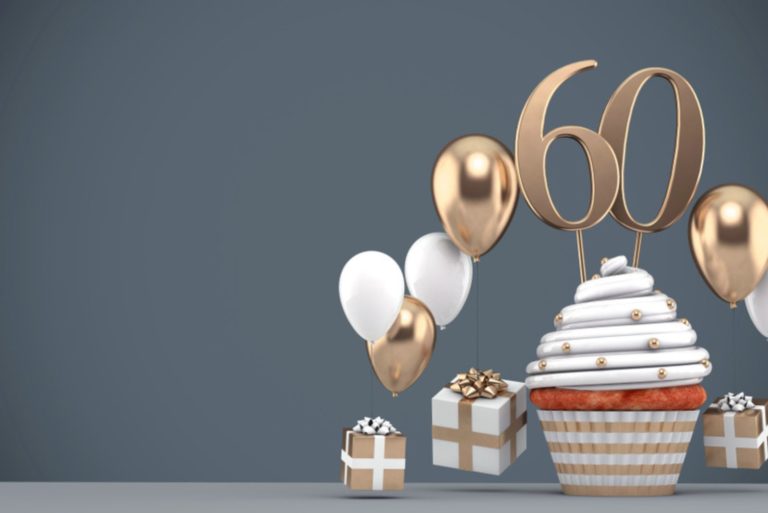 Cupcake d'anniversaire en or numéro 60 avec des ballons et des cadeaux