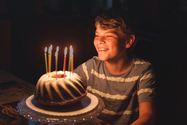 le garçon fête son anniversaire