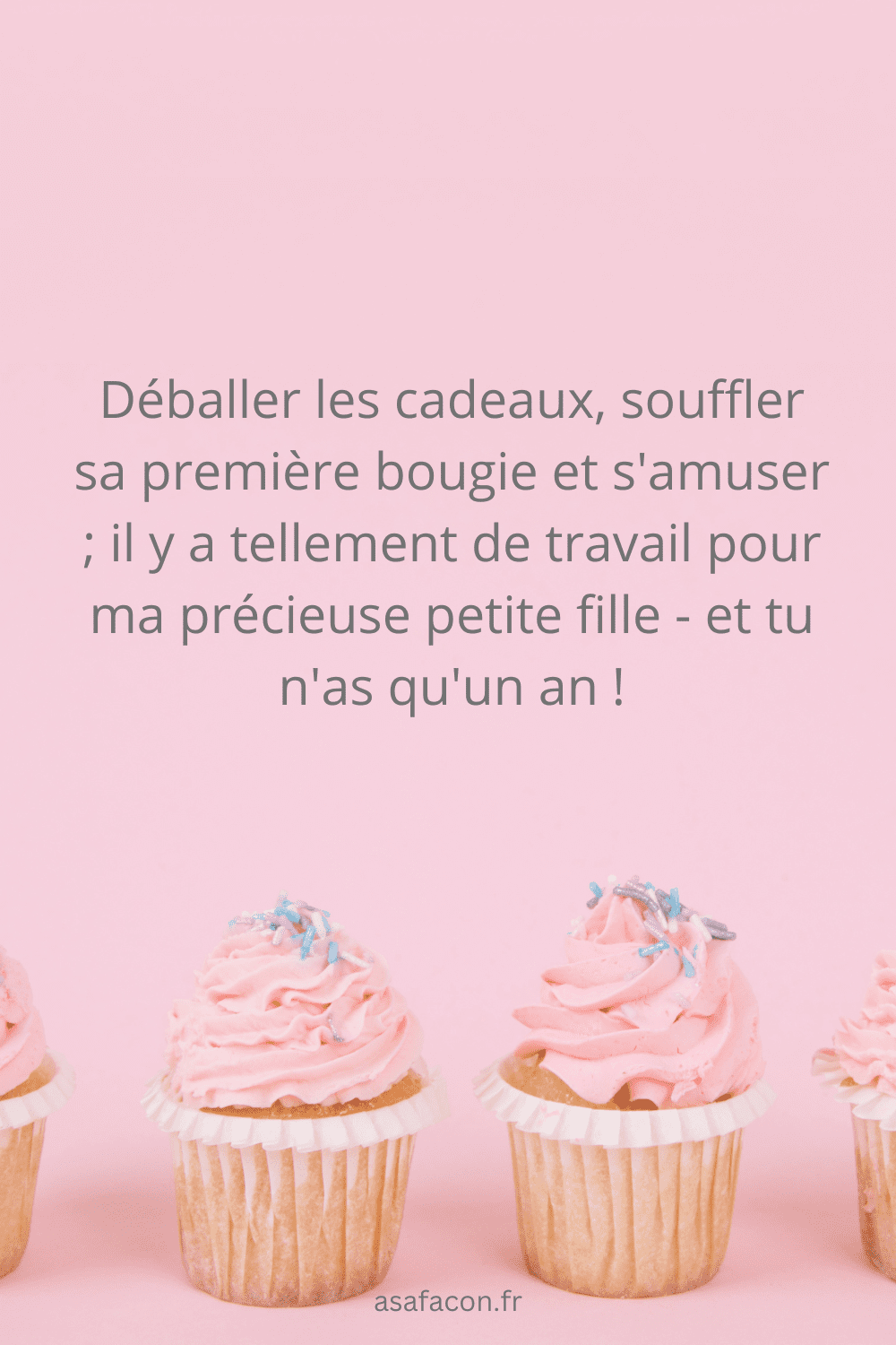 Déballer les cadeaux, souffler sa première bougie et s'amuser ; il y a tellement de travail pour ma précieuse petite fille - et tu n'as qu'un an