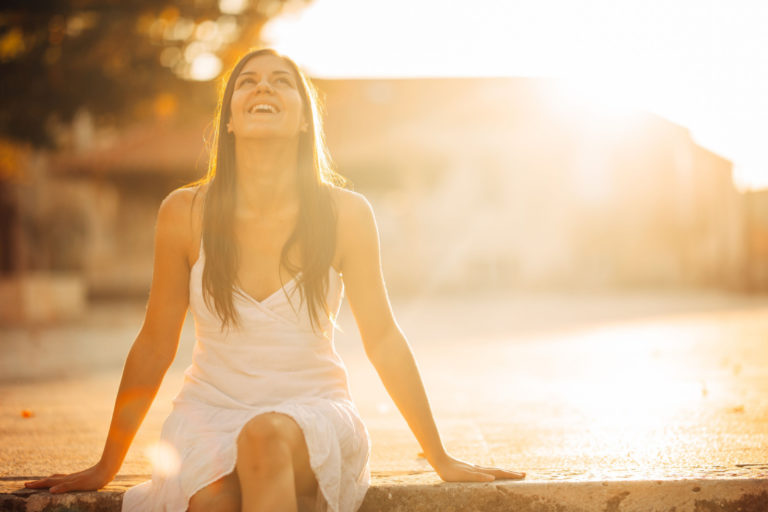 femme expérimente l'éveil spirituel