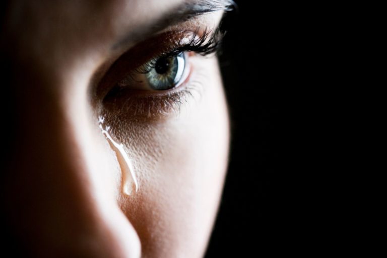 femme aux yeux bleus qui pleure