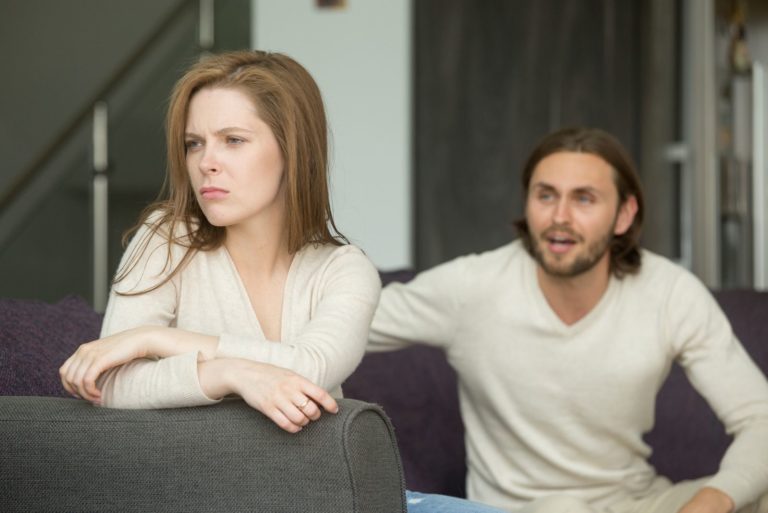 un homme se dispute avec une femme