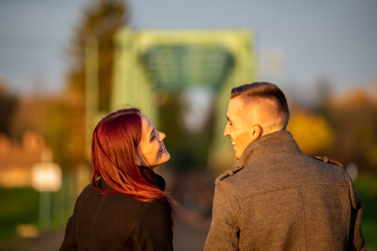 homme et femme se sourient