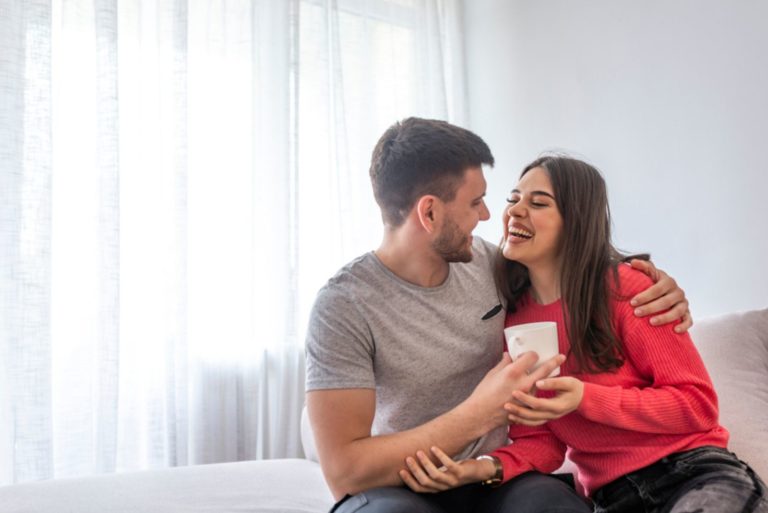 Couple se détendre à la maison avec une tasse de café