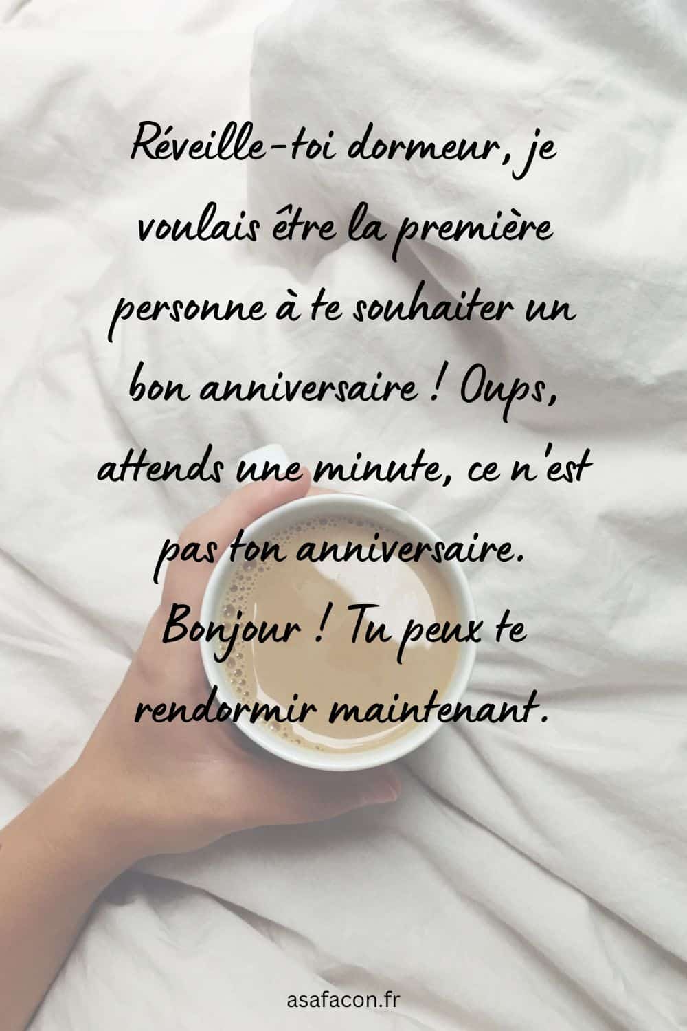 Réveille-toi dormeur, je voulais être la première personne à te souhaiter un bon anniversaire 