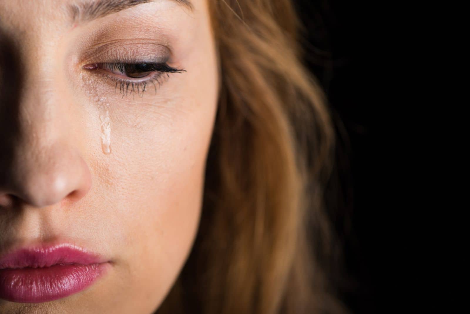 Vue rapprochée du visage de la jeune femme qui pleure