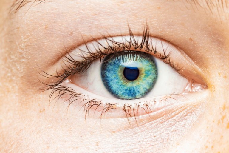 une femme aux yeux bleu-vert