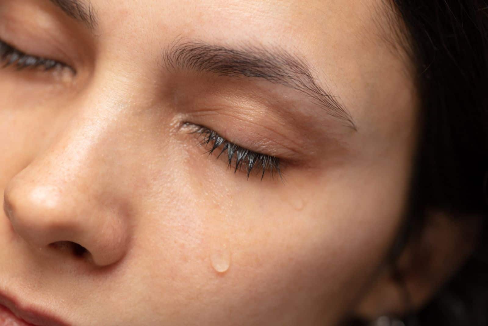 Yeux avec des larmes d'une fille qui pleure