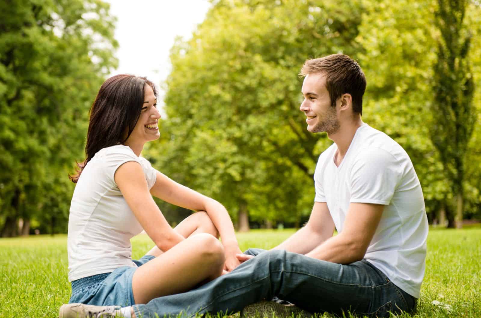 couple d'adolescents en pique-nique