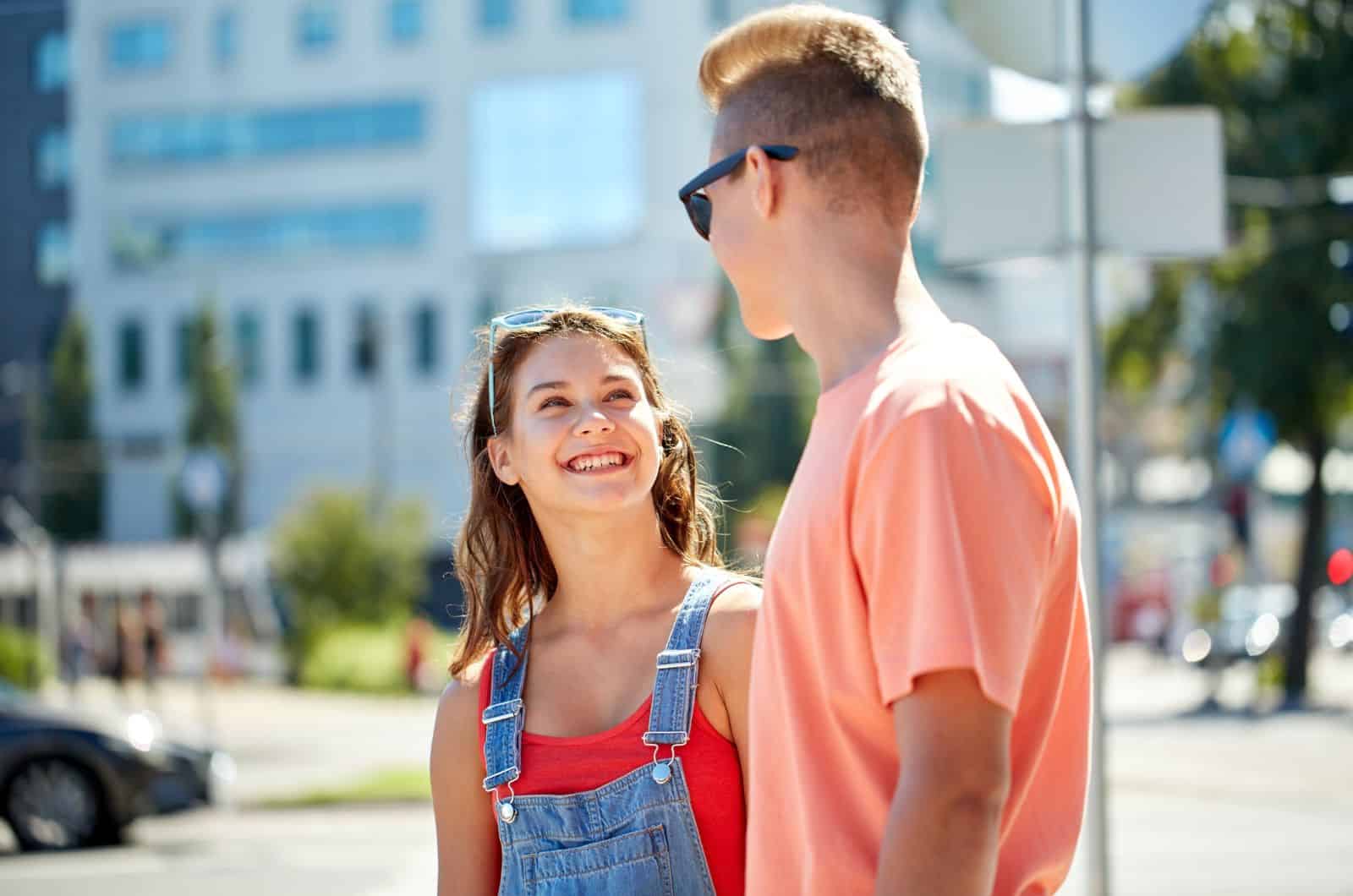 couple d'adolescents marchant dehors