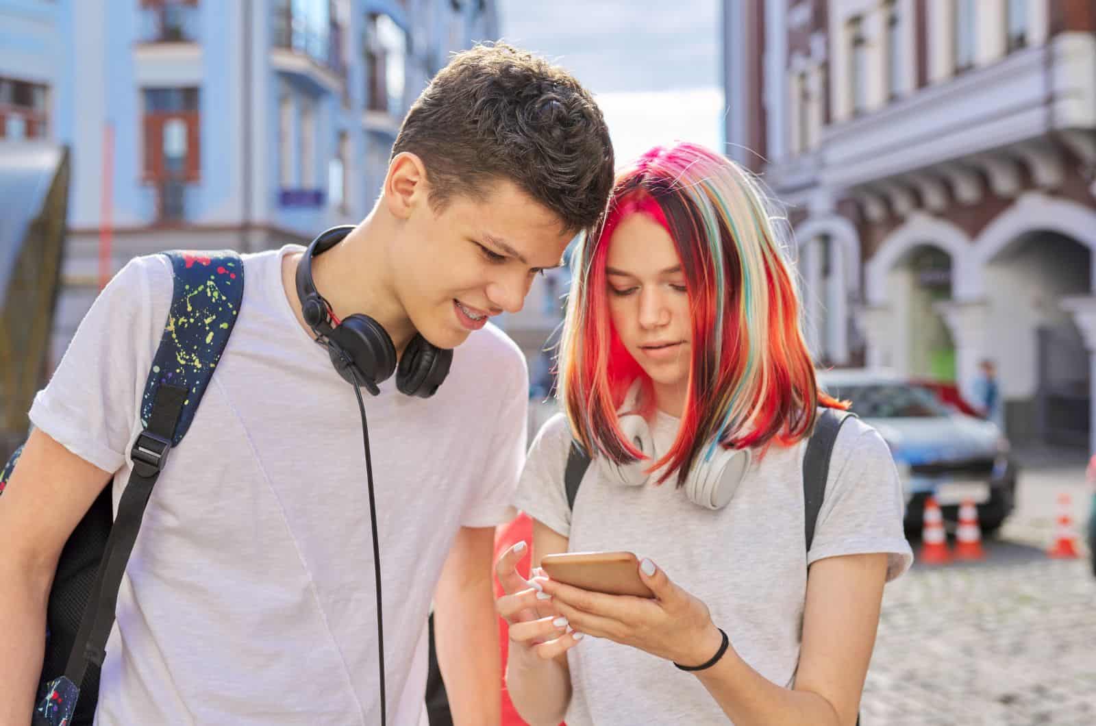 couple d'adolescents regardant quelque chose sur leur téléphone