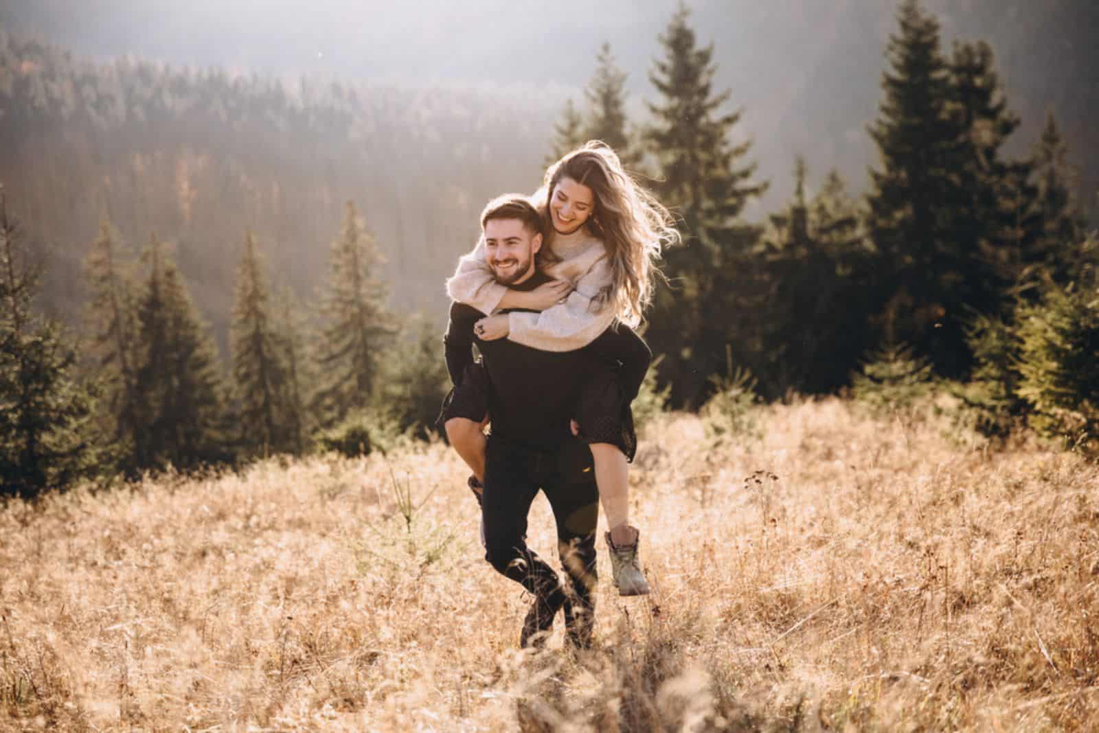 couple dans les montagnes d'automne