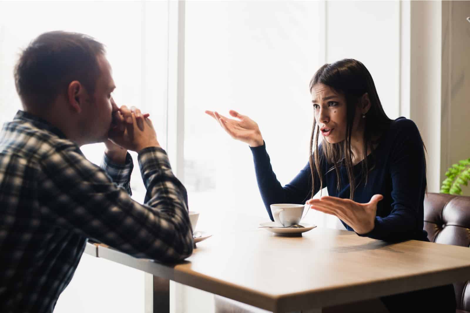 couple se disputant au café