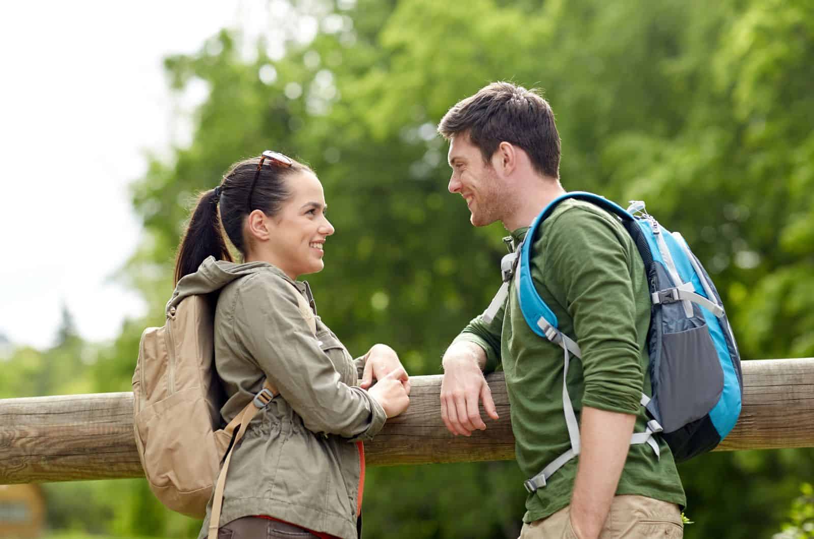 deux adolescents discutent dehors