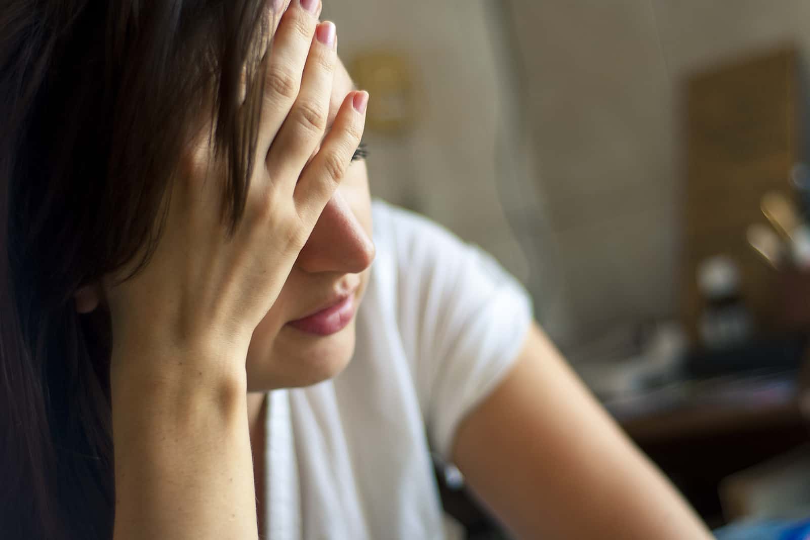 femme se demande pourquoi je suis hypersensible