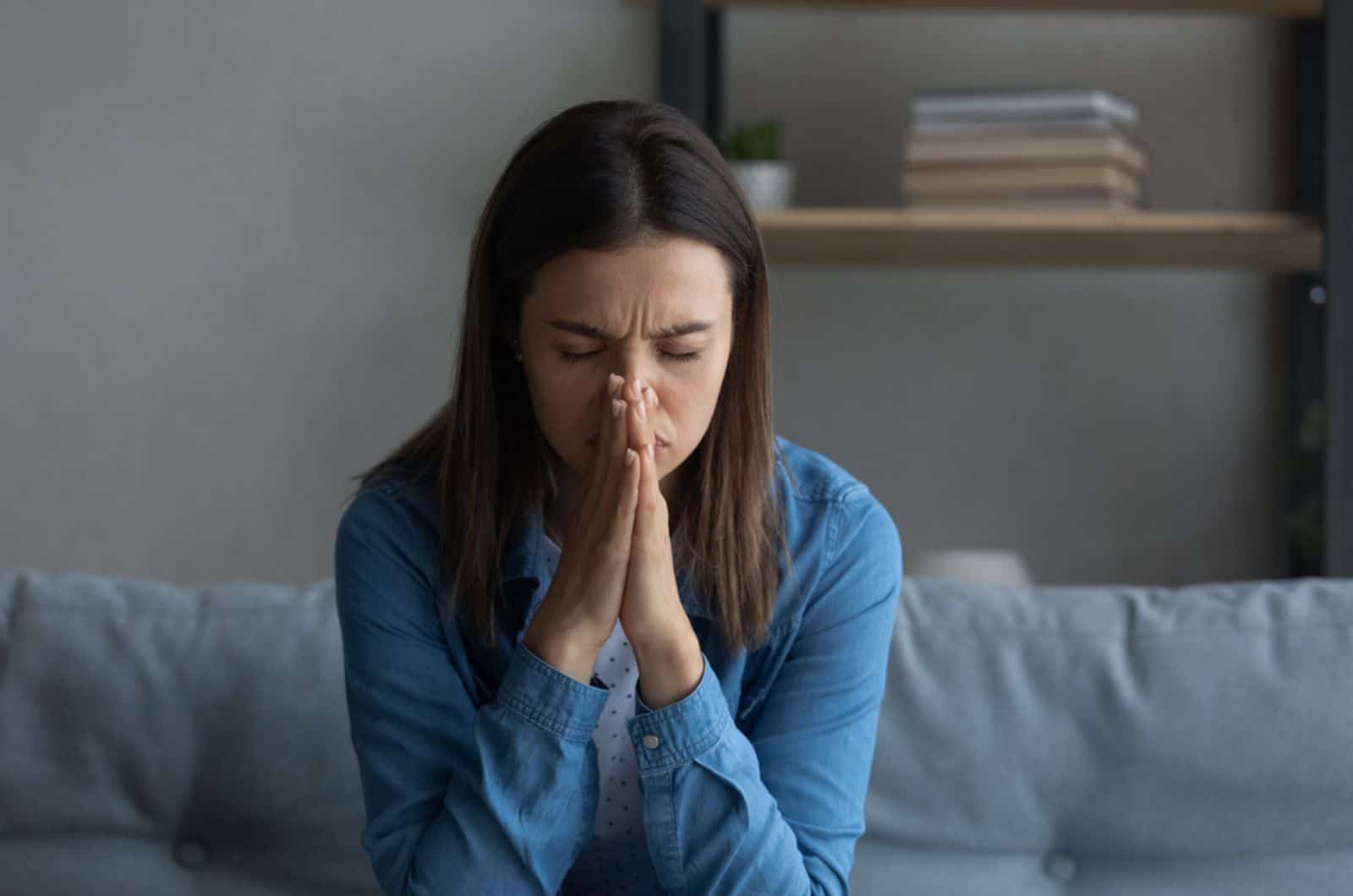 femme désespérée, main dans la main en prière