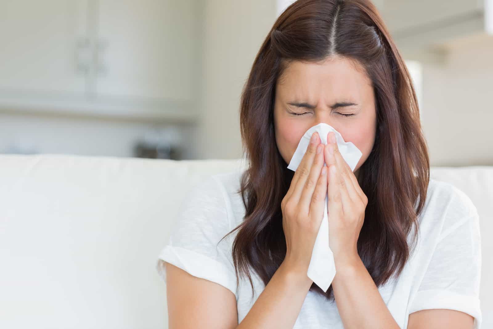 femme éternue à cause d'une allergie