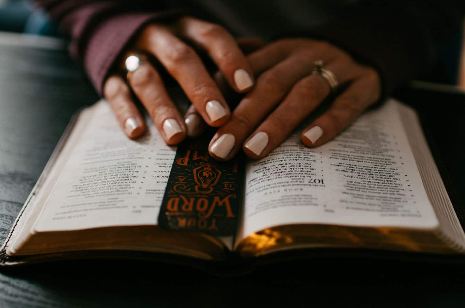 femme priant sur une bible