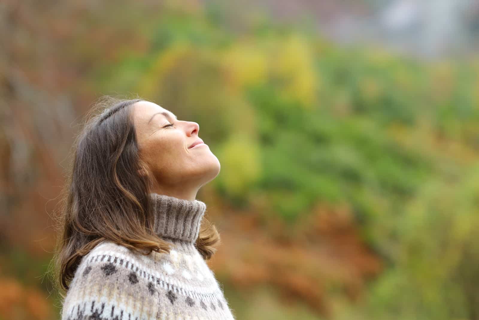 femme respirant l'air