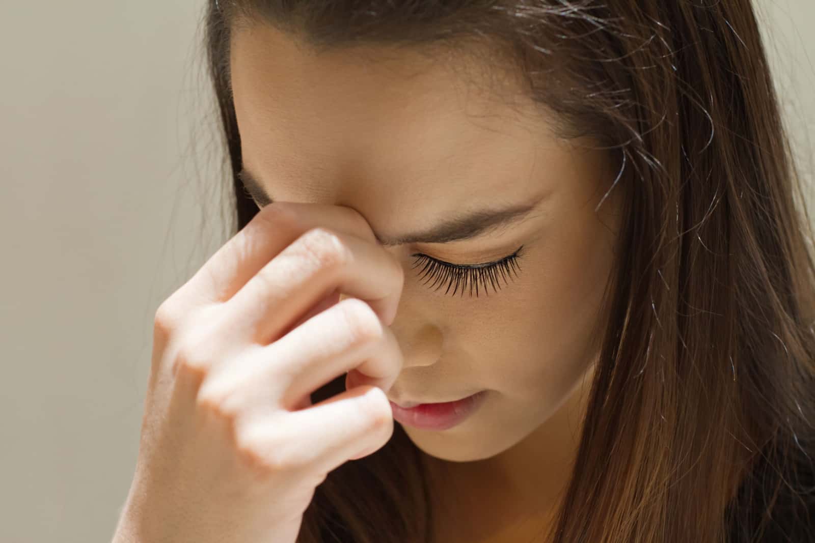 femme ressentant une sensation de picotement entre les sourcils