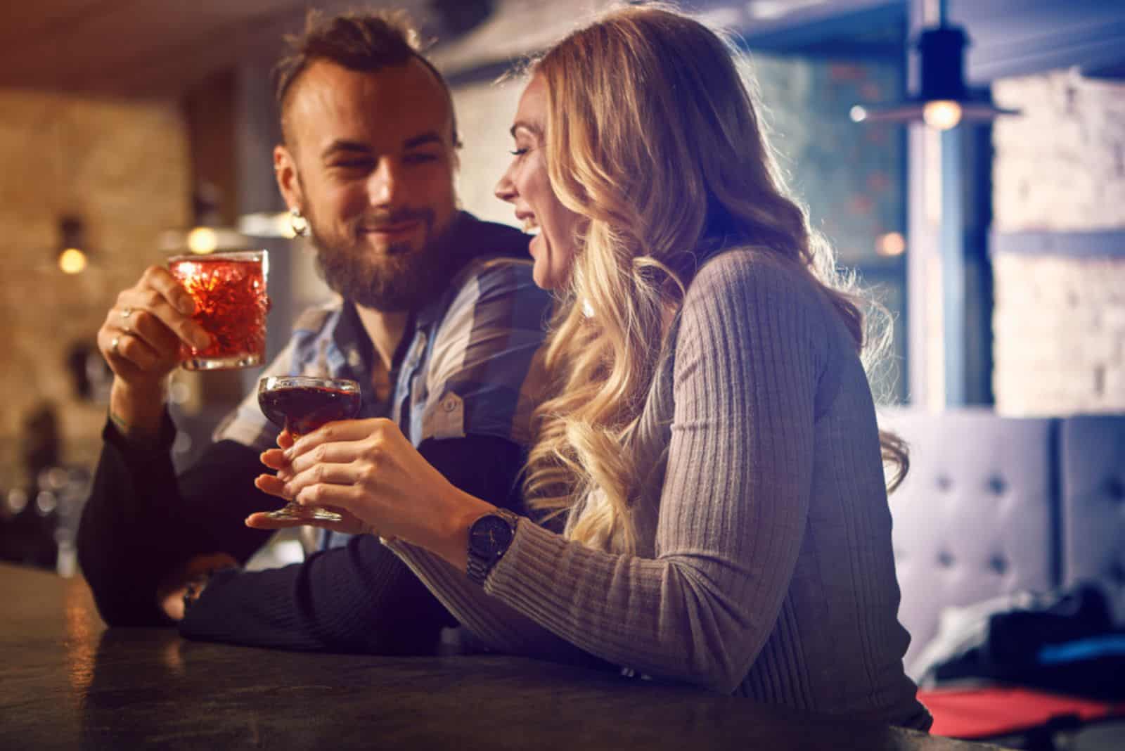 homme et femme souriants assis dans un café 